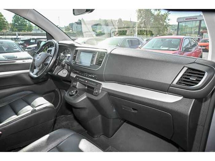 Opel Zafira Life INNOVATION AT+ERH.ZUL+AHK+GJR+P&G-PR+SH-PAKET2+